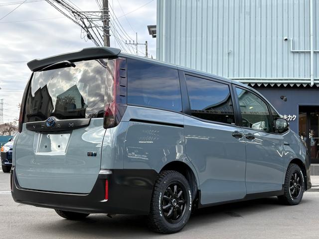 ノア ハイブリッドＧ　アンヴイルグレー全塗装カスタム／新品ＭＯＮＳＴＡＲタイヤ／新品ＪＰ２０９アルミ／後席モニター／リアスポイラー／シートヒーター／バックカメラ／両側パワスラ／Ｂｌｕｅｔｏｏｔｈオーディオ／保証１年（2枚目）