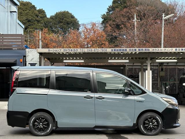 ノア ハイブリッドＧ　アンヴイルグレー全塗装カスタム／新品ＭＯＮＳＴＡＲタイヤ／新品ＪＰ２０９アルミ／後席モニター／リアスポイラー／シートヒーター／バックカメラ／両側パワスラ／Ｂｌｕｅｔｏｏｔｈオーディオ／保証１年（4枚目）