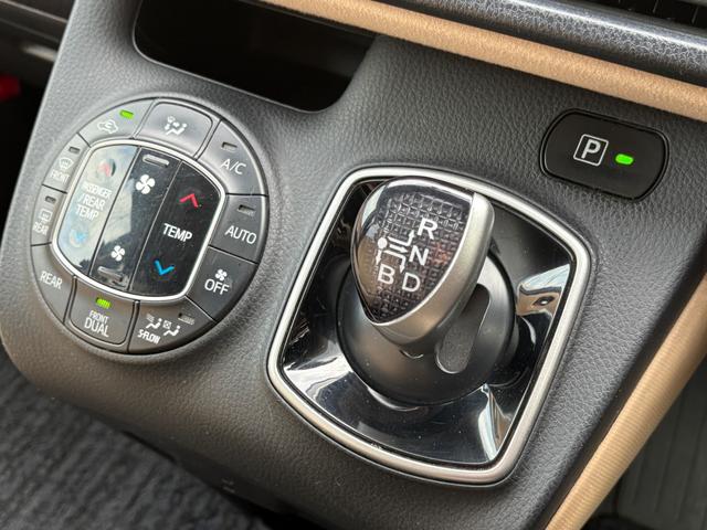 ノア ハイブリッドＧ　アンヴイルグレー全塗装カスタム／新品ＭＯＮＳＴＡＲタイヤ／新品ＪＰ２０９アルミ／後席モニター／リアスポイラー／シートヒーター／バックカメラ／両側パワスラ／Ｂｌｕｅｔｏｏｔｈオーディオ／保証１年（51枚目）