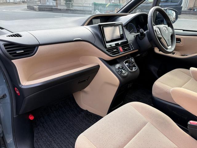 ノア ハイブリッドＧ　アンヴイルグレー全塗装カスタム／新品ＭＯＮＳＴＡＲタイヤ／新品ＪＰ２０９アルミ／後席モニター／リアスポイラー／シートヒーター／バックカメラ／両側パワスラ／Ｂｌｕｅｔｏｏｔｈオーディオ／保証１年（60枚目）