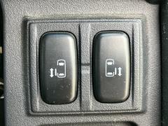 運転席側からも両側パワースライドドアのスイッチがあるので、ボタン一つで開閉出来ます♪ 5