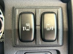 運転席側からも両側パワースライドドアのスイッチがあるので、ボタン一つで開閉出来ます♪ 4