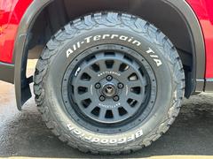 新品タイヤ　ＢＦグッドリッチ　Ａｌｌ−Ｔｅｒｒａｉｎ　Ｔ／Ａ・新品アルミ　ロクサーニバトルシップを装着しています☆ 2