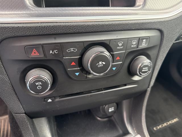 ダッジ・チャージャー ＳＸＴ　左ハンドル　ＥＴＣ　バックカメラ　アルミホイール　ＡＴ　ＣＤ　ＵＳＢ　ミュージックプレイヤー接続可　ＥＳＣ　エアコン　パワーウィンドウ（5枚目）