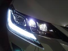 夜間のヘッドライト点灯時は、ご覧のようにスモールライトが光ります。 7