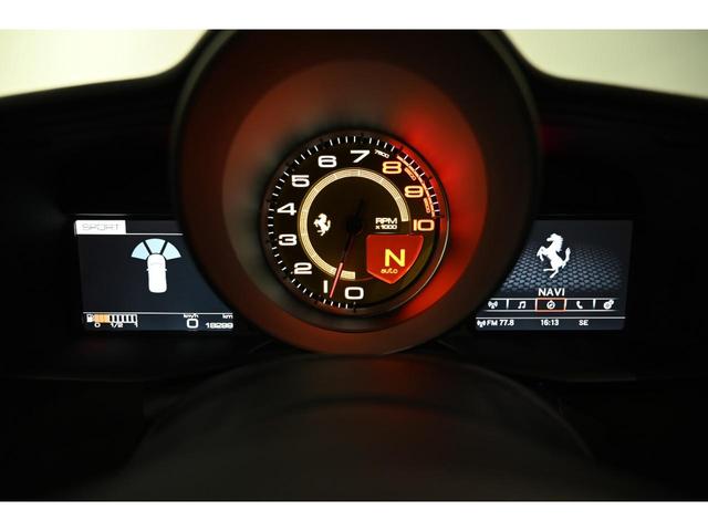 ４８８ＧＴＢ ベースグレード　正規Ｄ車　Ｄ記録簿　屋内保管　純正カーボンエアロＦ／Ｓ／Ｒ／ダクト／エンジンカバー　ＬＥＤカーボンステアリング　Ｆリフト　ボルドー内装　カーボントリム　イエローレヴカウンター　ナビ　ＪＢＬ　Ｂカメラ（14枚目）