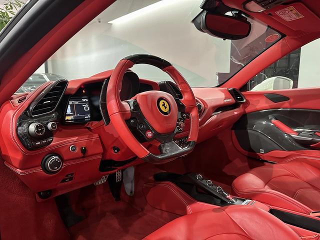 ４８８ＧＴＢ ベースグレード　正規Ｄ車　カーボンエアロ　Ｆ／Ｓ／Ｒ／Ｒスポイラー／Ｓダクト／エンジンカバー　ブリリアント可変マフラー　ハイパーフォージド２１／２２ＡＷ　Ｆリフティング　カーボンドライバーゾーン／ドア内張パネル（7枚目）