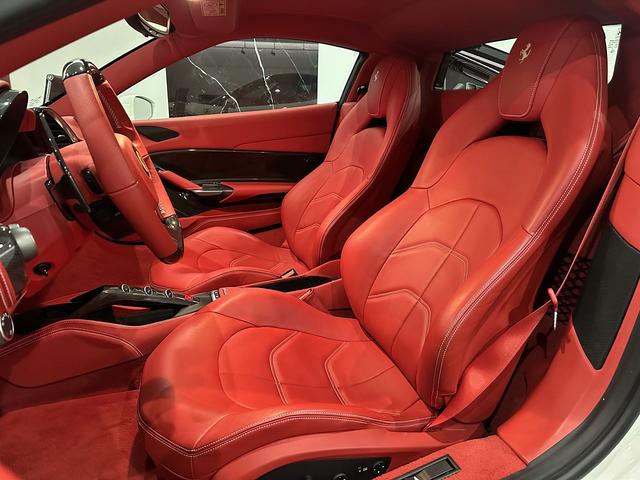 ４８８ＧＴＢ ベースグレード　正規Ｄ車　カーボンエアロ　Ｆ／Ｓ／Ｒ／Ｒスポイラー／Ｓダクト／エンジンカバー　ブリリアント可変マフラー　ハイパーフォージド２１／２２ＡＷ　Ｆリフティング　カーボンドライバーゾーン／ドア内張パネル（8枚目）