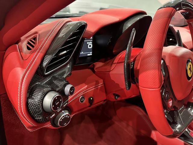 ４８８ＧＴＢ ベースグレード　正規Ｄ車　カーボンエアロ　Ｆ／Ｓ／Ｒ／Ｒスポイラー／Ｓダクト／エンジンカバー　ブリリアント可変マフラー　ハイパーフォージド２１／２２ＡＷ　Ｆリフティング　カーボンドライバーゾーン／ドア内張パネル（12枚目）