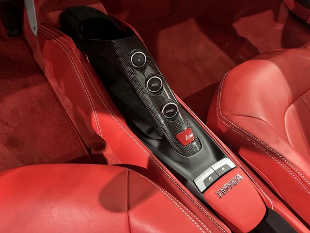 ４８８ＧＴＢ ベースグレード　正規Ｄ車　カーボンエアロ　Ｆ／Ｓ／Ｒ／Ｒスポイラー／Ｓダクト／エンジンカバー　ブリリアント可変マフラー　ハイパーフォージド２１／２２ＡＷ　Ｆリフティング　カーボンドライバーゾーン／ドア内張パネル（17枚目）