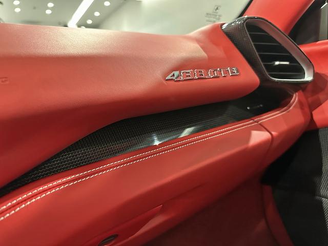 ４８８ＧＴＢ ベースグレード　正規Ｄ車　カーボンエアロ　Ｆ／Ｓ／Ｒ／Ｒスポイラー／Ｓダクト／エンジンカバー　ブリリアント可変マフラー　ハイパーフォージド２１／２２ＡＷ　Ｆリフティング　カーボンドライバーゾーン／ドア内張パネル（18枚目）