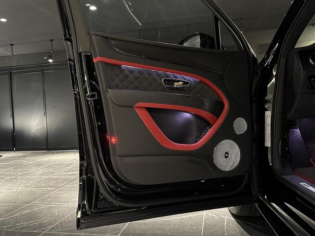 ベンテイガ スピード　４人乗り　ベルーガ×ホットスパー　カーボンインテリア　カーボンセラミックブレーキ　パノラマルーフ　２２インチスピードホイール　ディーラー記録簿　ディーラー車検（17枚目）