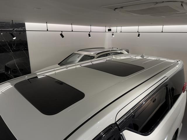 アルファードハイブリッド エグゼクティブラウンジＳ　ＴＲＤエアロＦ／Ｒ／Ｓ　ツインサンルーフ　純正フリップダウンモニター　デジタルインナーミラー　純正１７インチＡＷ　パワーバックドア　黒革シート　３６０°カメラ　シートヒーター／クーラー　純正ナビ（17枚目）