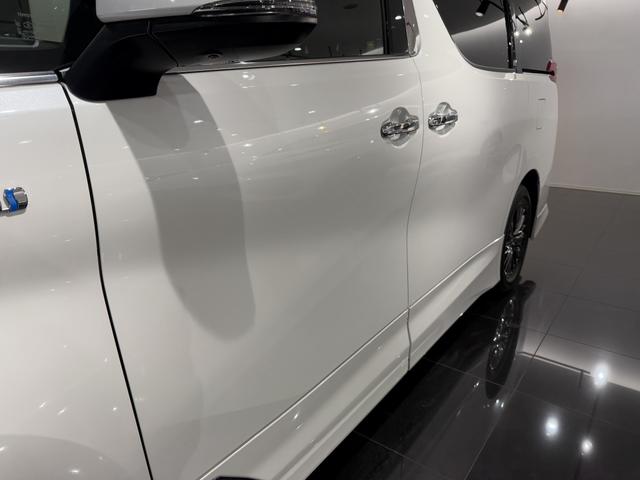 アルファードハイブリッド エグゼクティブラウンジＳ　ＴＲＤエアロＦ／Ｒ／Ｓ　ツインサンルーフ　純正フリップダウンモニター　デジタルインナーミラー　純正１７インチＡＷ　パワーバックドア　黒革シート　３６０°カメラ　シートヒーター／クーラー　純正ナビ（26枚目）