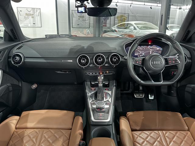 ＴＴクーペ ４０ＴＦＳＩ　ブラウンレザーシート　リトラクタブルリアスポイラー　バーチャルコックピット　純正１８インチホイール　純正フロアマット　純正ナビ　地デジ　バックカメラ　ドライブレコーダー　ＥＴＣ２．０　スペアキー（6枚目）