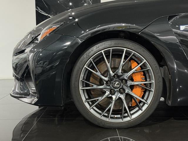 ＲＣ Ｆ カーボンエクステリアパッケージ　白革　レクサスセーフティシステムプラス　ＯＰ１９インチホイール　オレンジキャリパー　可変式リアスポイラー　カーボンインテリア　三眼ＬＥＤヘッドライト　シートヒーター／シートクーラー　ドライブレコーダー（4枚目）