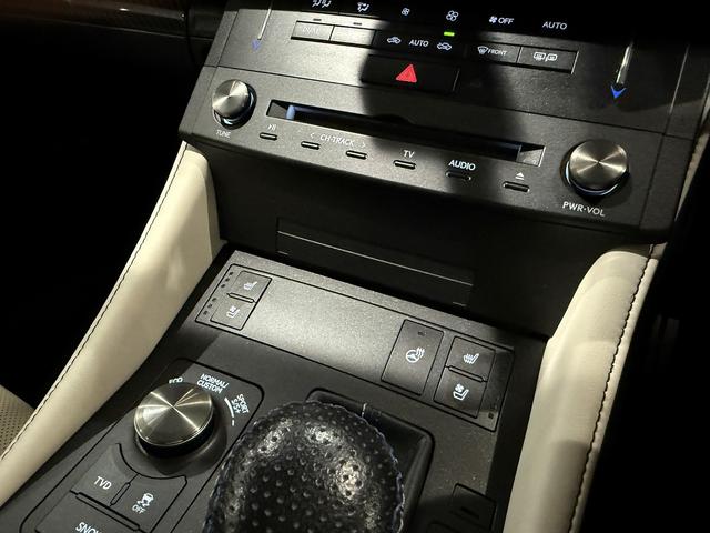 ＲＣ Ｆ カーボンエクステリアパッケージ　白革　レクサスセーフティシステムプラス　ＯＰ１９インチホイール　オレンジキャリパー　可変式リアスポイラー　カーボンインテリア　三眼ＬＥＤヘッドライト　シートヒーター／シートクーラー　ドライブレコーダー（28枚目）