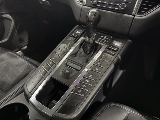 マカン マカンＧＴＳ　ポルシェセンターメンテナンス車両　ディーラー記録簿Ｈ３０／Ｒ２／３／４／６　スポクロ　パノラマサンルーフ　ブラックレザー　純正２０ＡＷ　純正フロアマット　クルーズコントロール　前後ドライブレコーダー（10枚目）