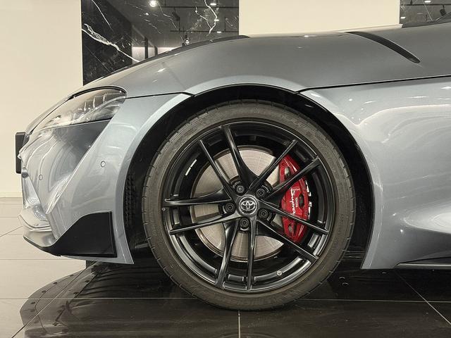 スープラ ＳＺ－Ｒ　３５周年記念特別仕様車　３５台限定　１オーナー　ブラック×レッドハーフレザー　ＪＢＬ　３５周年専用鍛造ブラック１９ＡＷ　レッドキャリパー　カーボンインテリア　パドルシフト　シートヒーター　ＨＵＤ（4枚目）