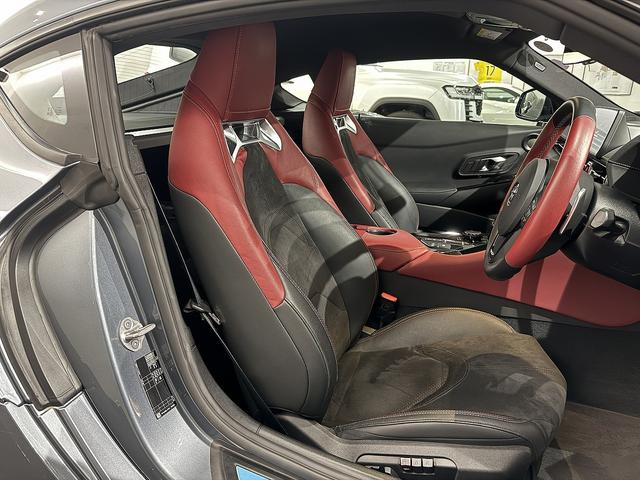 スープラ ＳＺ－Ｒ　３５周年記念特別仕様車　３５台限定　１オーナー　ブラック×レッドハーフレザー　ＪＢＬ　３５周年専用鍛造ブラック１９ＡＷ　レッドキャリパー　カーボンインテリア　パドルシフト　シートヒーター　ＨＵＤ（6枚目）