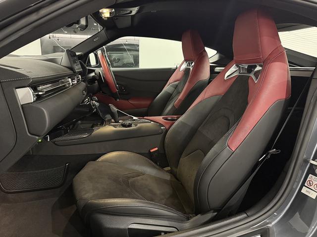 スープラ ＳＺ－Ｒ　３５周年記念特別仕様車　３５台限定　１オーナー　ブラック×レッドハーフレザー　ＪＢＬ　３５周年専用鍛造ブラック１９ＡＷ　レッドキャリパー　カーボンインテリア　パドルシフト　シートヒーター　ＨＵＤ（7枚目）