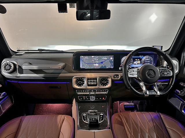 インテリアプラスパッケージ　サドルブラウンインテリア　カーボンインテリアトリム　右ハンドル　助手席エアコン吹き出し口純正ドリンクホルダー　前後ブラウンフロアマット