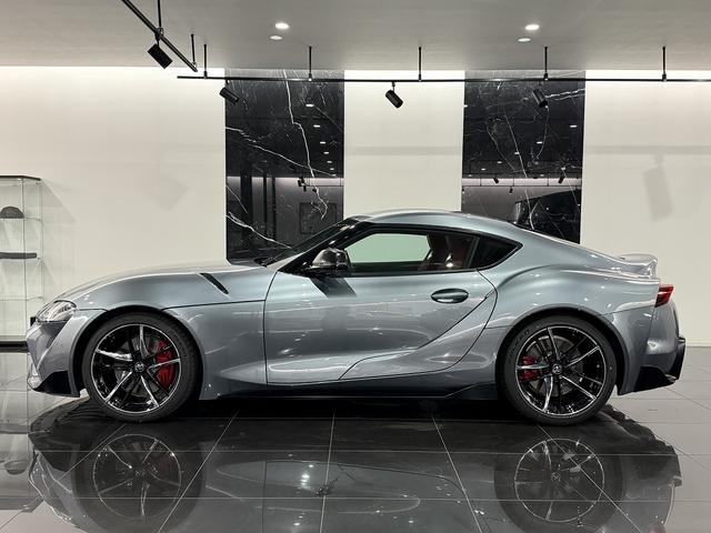 スープラ ＲＺ　赤黒アルカンターラシート　純正１９ＡＷ　マットブラックドアミラー　ＪＢＬサウンド　ＨＵＤ　６灯式ＬＥＤヘッドライト　８．８インチタッチディスプレイ　ＴＶ　バックカメラ　ＢＳＭ　カーボンシフトパネル（2枚目）