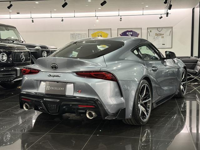 スープラ ＲＺ　赤黒アルカンターラシート　純正１９ＡＷ　マットブラックドアミラー　ＪＢＬサウンド　ＨＵＤ　６灯式ＬＥＤヘッドライト　８．８インチタッチディスプレイ　ＴＶ　バックカメラ　ＢＳＭ　カーボンシフトパネル（3枚目）