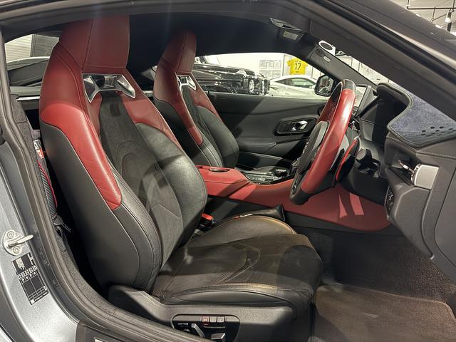 スープラ ＲＺ　赤黒アルカンターラシート　純正１９ＡＷ　マットブラックドアミラー　ＪＢＬサウンド　ＨＵＤ　６灯式ＬＥＤヘッドライト　８．８インチタッチディスプレイ　ＴＶ　バックカメラ　ＢＳＭ　カーボンシフトパネル（5枚目）