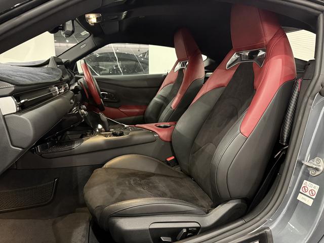 スープラ ＲＺ　赤黒アルカンターラシート　純正１９ＡＷ　マットブラックドアミラー　ＪＢＬサウンド　ＨＵＤ　６灯式ＬＥＤヘッドライト　８．８インチタッチディスプレイ　ＴＶ　バックカメラ　ＢＳＭ　カーボンシフトパネル（6枚目）