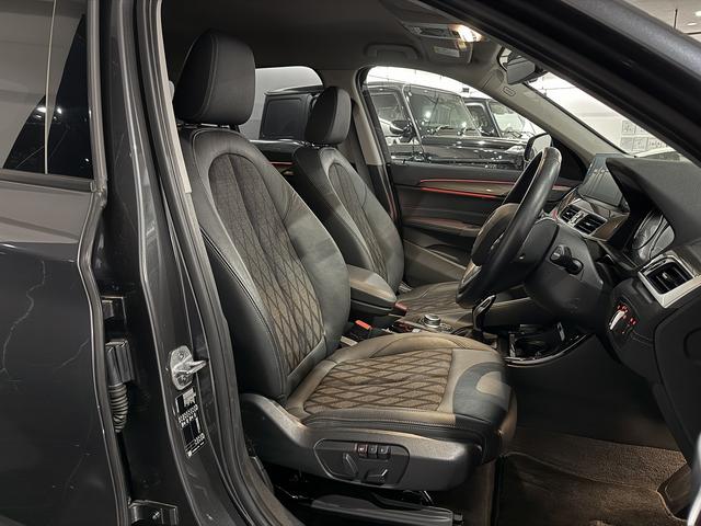 Ｘ１ ｓＤｒｉｖｅ　１８ｉ　純正１８ＡＷ　電動リアゲート　クルコン　黒ハーフレザーシート　前席パワーシート　障害物センサー　純正ナビ　Ｂカメラ（3枚目）