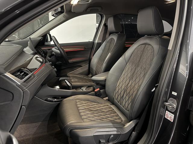 Ｘ１ ｓＤｒｉｖｅ　１８ｉ　純正１８ＡＷ　電動リアゲート　クルコン　黒ハーフレザーシート　前席パワーシート　障害物センサー　純正ナビ　Ｂカメラ（4枚目）