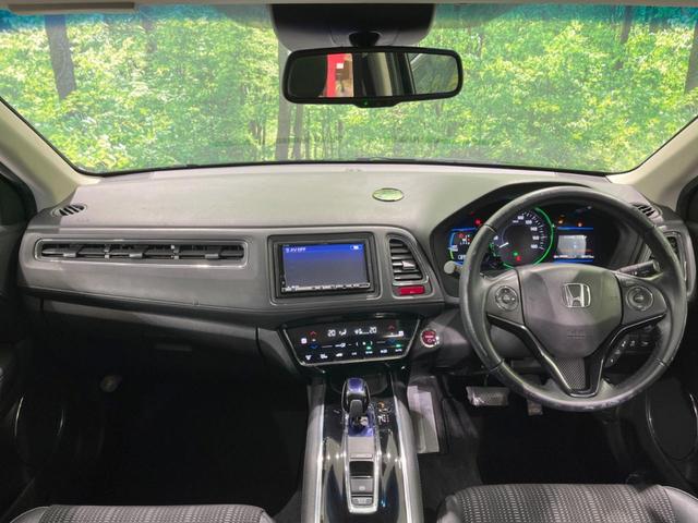 ヴェゼル ハイブリッドＺ　禁煙車　ＡＬＰＩＮＥナビ　衝突軽減装置　バックカメラ　ＥＴＣ　フルセグＴＶ　前席シートヒーター　ＬＥＤヘッドランプ　オートライト　スマートキー　クルーズコントロール　純正１７インチアルミ　横滑り防止（2枚目）