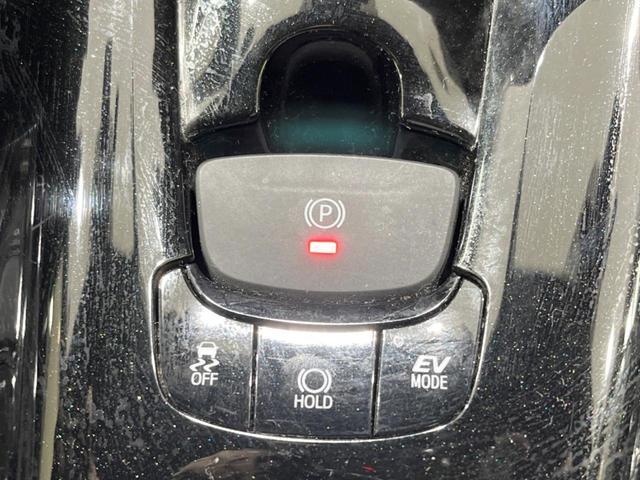 【電動パーキングブレーキ】パーキングブレーキは便利な電動式!ボタン一つで操作でき、アクセルを踏めば自動で解除されます♪レバーやペダルが無いので運転席廻りもすっきりしますね♪