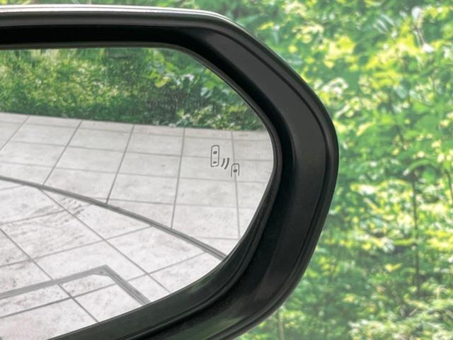 【ブラインドスポットモニター】走行中、ドアミラーの死角になりやすい箇所に後続車が接近するとサイドミラーのレンズに警告を表示!ドライバーに注意喚起をしてくれます。