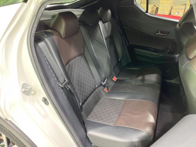 後部座席も気になるようなキズ・汚れやへたり等、大きなダメージはなく、良好な状態です。