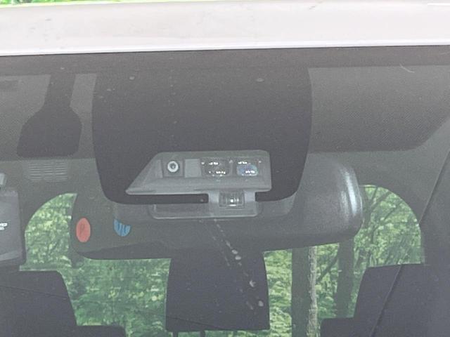 エスクァイア ハイブリッドGi プレミアムパッケージ 禁煙車 純正10型ナビ フリップダウンモニター 両側電動ドア 衝突軽減装置 シートヒーター クルコン リアオートエアコン 車線逸脱警報 バックカメラ スマートキー ETC2.0(7枚目)