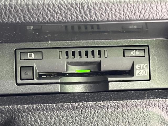 エスクァイア ハイブリッドGi プレミアムパッケージ 禁煙車 純正10型ナビ フリップダウンモニター 両側電動ドア 衝突軽減装置 シートヒーター クルコン リアオートエアコン 車線逸脱警報 バックカメラ スマートキー ETC2.0(32枚目)