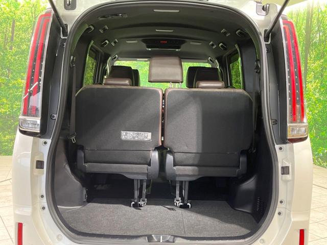 エスクァイア ハイブリッドGi プレミアムパッケージ 禁煙車 純正10型ナビ フリップダウンモニター 両側電動ドア 衝突軽減装置 シートヒーター クルコン リアオートエアコン 車線逸脱警報 バックカメラ スマートキー ETC2.0(50枚目)