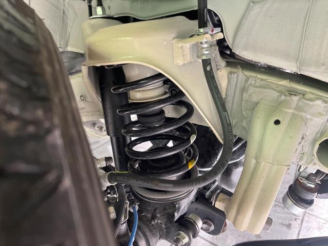 ジムニー ＸＣ　禁煙車　４ＷＤ　ターボ　衝突軽減装置　コーナーセンサー　クルコン　オートハイビーム＆ＬＥＤヘッド　車線逸脱警報　オートエアコン　純正１６インチアルミ　スマートキー　アイドリングストップ（20枚目）