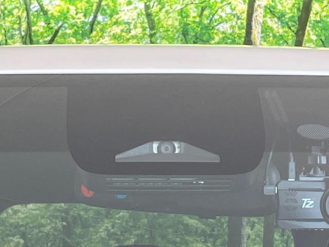 【トヨタセーフティセンス】走行中に前方の車両等を認識し、衝突しそうな時は警報とブレーキで衝突回避と被害軽減をアシスト。より安全にドライブをお楽しみいただけます。