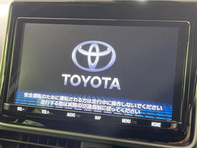 【純正９型ナビ】人気の純正ナビを装備。オーディオ機能も充実しており、Ｂｌｕｅｔｏｏｔｈ接続すればお持ちのスマホやＭＰ３プレイヤーの音楽を再生可能！毎日の運転がさらに楽しくなります！！