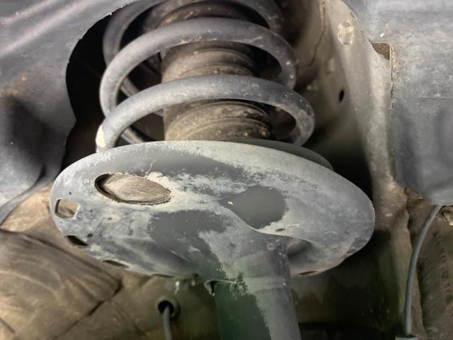 お車を安心してお乗りいただく為には、足回りの定期点検が欠かせません。サービスサポート（有償保証）では無料点検もご提供しており、安心のカーライフをお過ごしいただけるサポート体制が整っています。