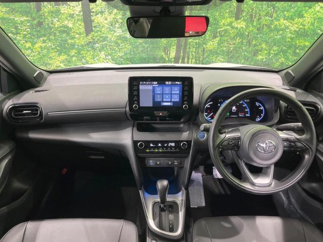 ヤリスクロス ハイブリッドＺ　禁煙車　純正８型ディスプレイオーディオ　全周囲カメラ　衝突軽減装置　レーダークルーズ　ブラインドスポットモニター　シートヒーター　ＬＥＤヘッド　電動リアゲート　純正１８インチアルミ　ＥＴＣ　スマートキ（2枚目）