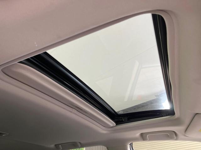 【サンルーフ】開放感たっぷりの希少装備、サンルーフが装着されています！車内に明かりを取り入れたり景色を楽しむ以外にも、車内の空気も簡単に換気できて快適です！