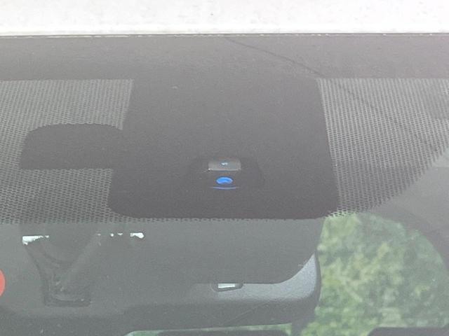 【三菱ｅ-Ａｓｓｉｓｔ】走行中に前方の車両等を認識し、衝突しそうな時は警報とブレーキで衝突回避と被害軽減をアシスト。より安全にドライブをお楽しみいただけます。