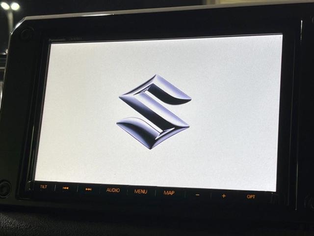 【純正８型ナビ】人気の純正ナビを装備。オーディオ機能も充実しており、Ｂｌｕｅｔｏｏｔｈ接続すればお持ちのスマホやＭＰ３プレイヤーの音楽を再生可能！毎日の運転がさらに楽しくなります！！