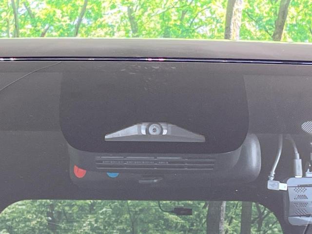 ヴォクシー Ｓ－Ｚ　禁煙車　純正１０型ナビ　両側電動ドア　レーダークルーズ　衝突軽減装置　レーンアシスト　コーナーセンサー　リアオートエアコン　シートヒーター　ドラレコ　ＥＴＣ　ＬＥＤヘッド　オートハイビーム（6枚目）