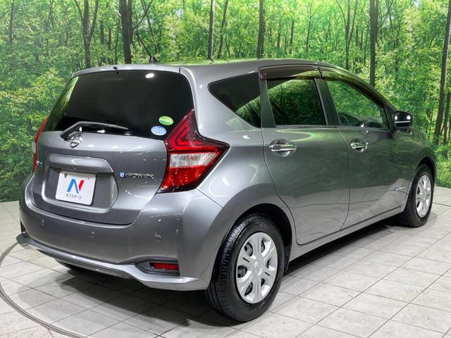 ノート ｅ－パワー　Ｘ　純正ＳＤナビ　全周囲カメラ　衝突軽減装置　デジタルインナーミラー　ＥＴＣ　ドラレコ　スマートキー　横滑り防止装置　車線逸脱警報　クリアランスソナー　オートライト　電動格納ミラー　バニティミラー（18枚目）