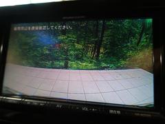 【バックカメラ】駐車時に後方がリアルタイム映像で確認できます。大型商業施設や立体駐車場での駐車時や、夜間のバック時に大活躍！運転スキルに関わらず、今や必須となった装備のひとつです！ 4